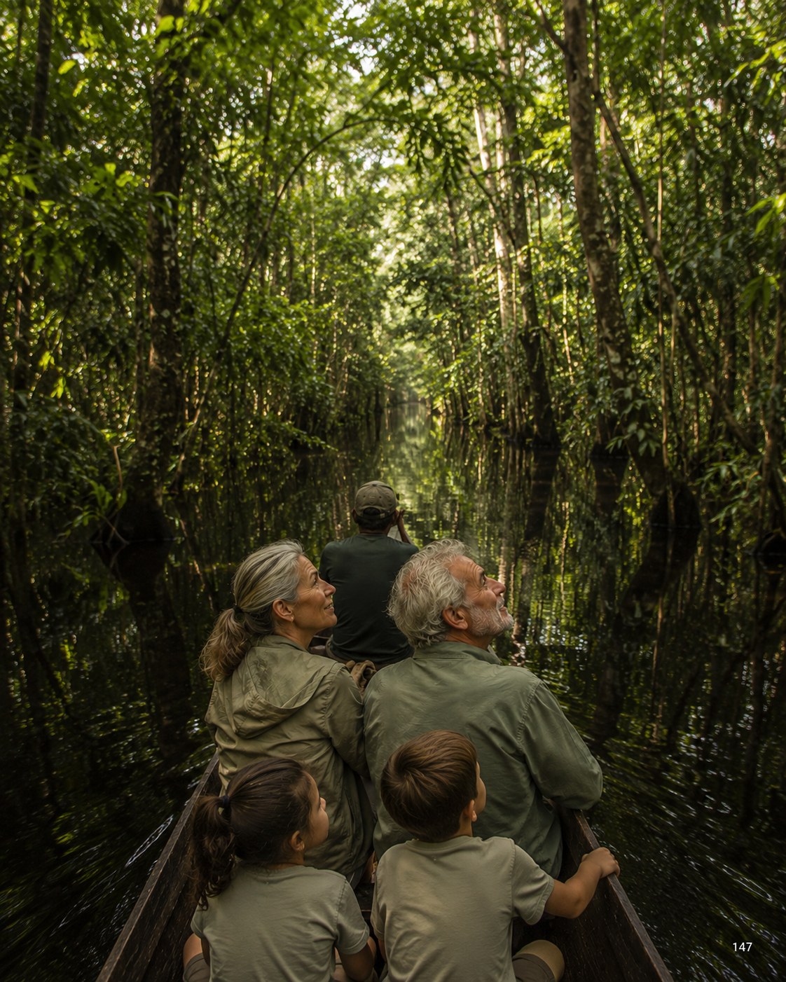 Kanutour durch einen überfluteten Wald im Amazonas
