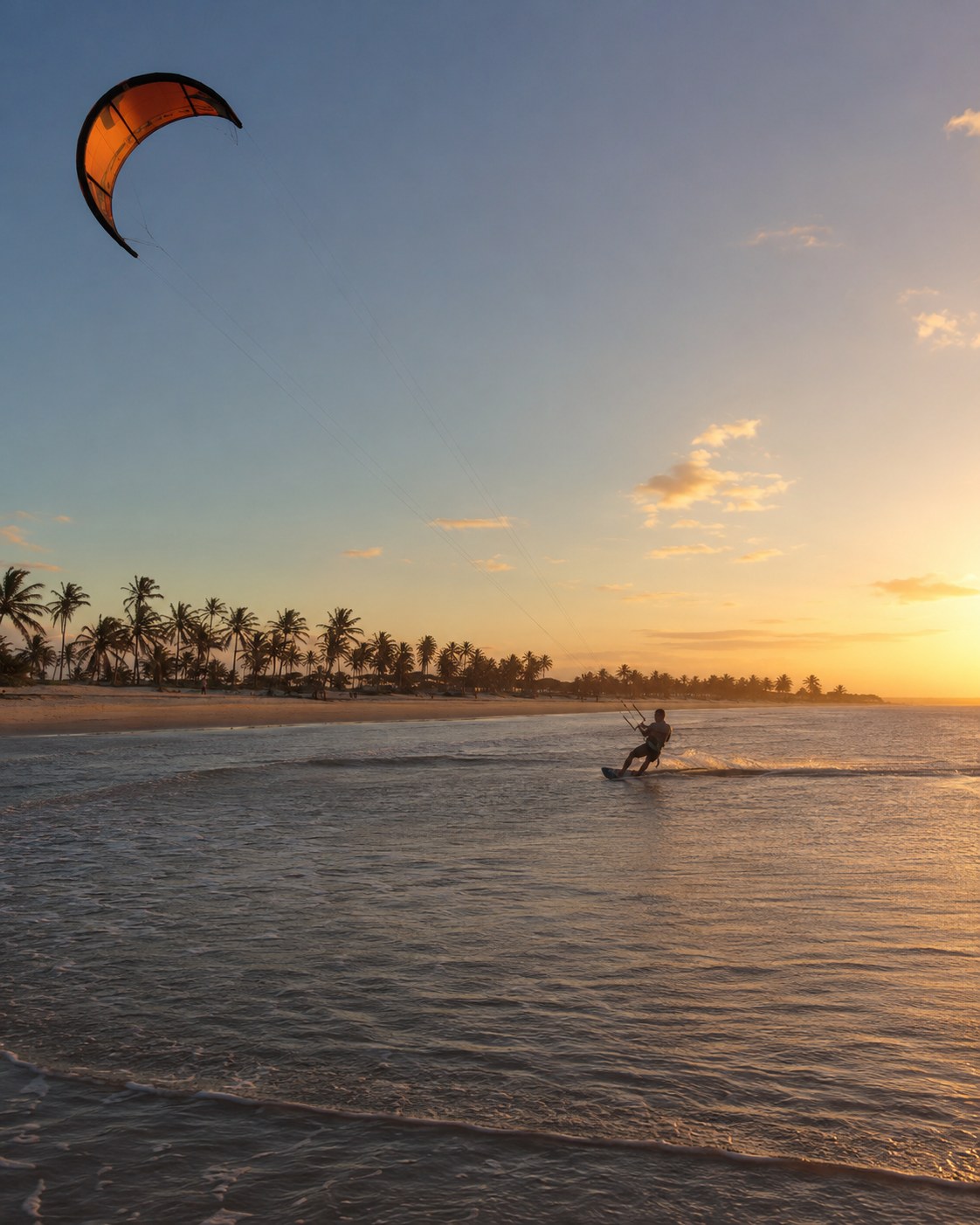 Kitesurfer an der Palmenküste von Ceará im Abendlicht